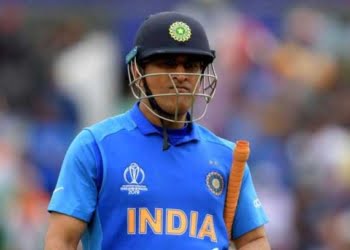 Indian Players, Four Players who could retire from cricket in the near future,Kapil Dev, MS Dhoni, Indian Premier League (IPL), Indian National Cricket Team